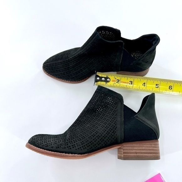 Vince Camuto
Women's Black Celena Perforated Bootie size 6 - Picture 11 of 13